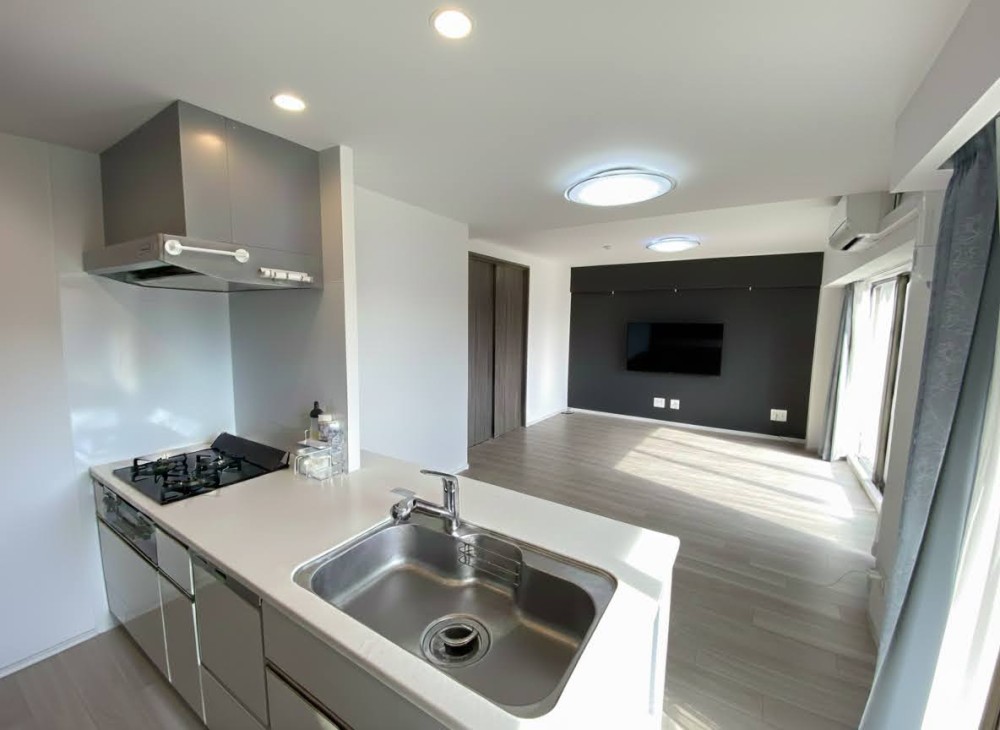 リビングダイニングを一望できる対面キッチン！