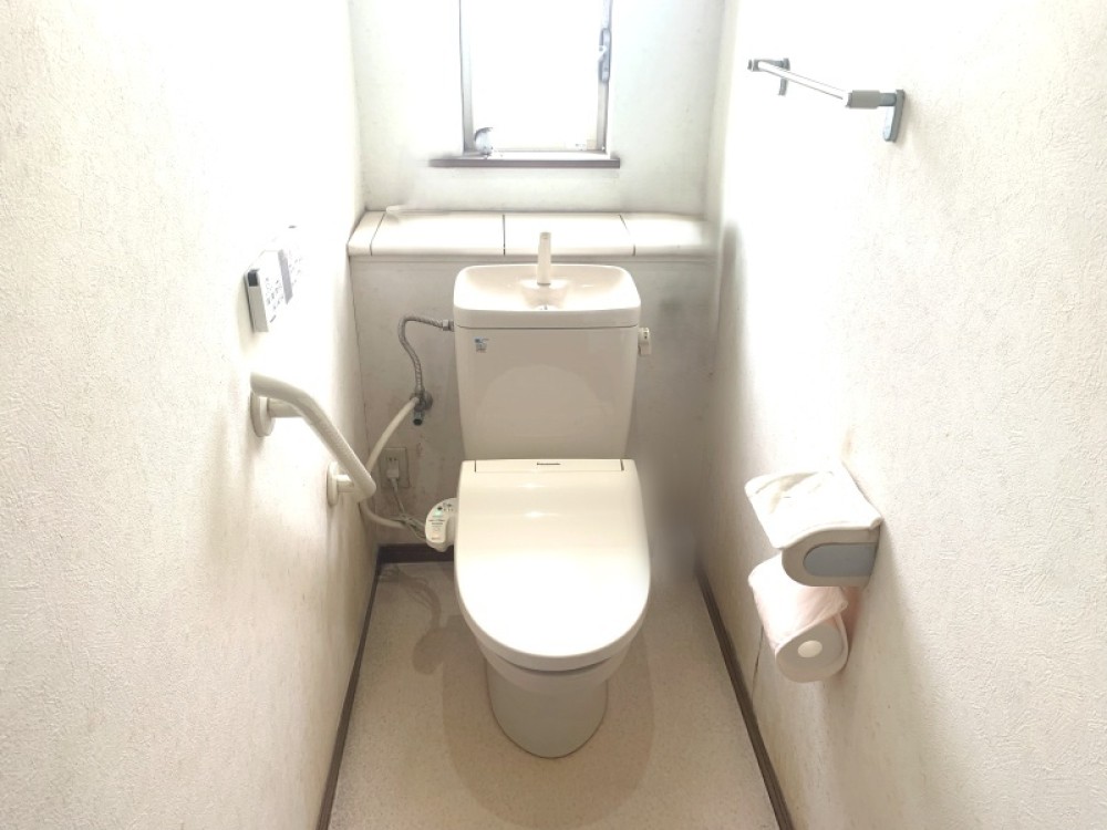 白基調の清潔感あふれるトイレです。