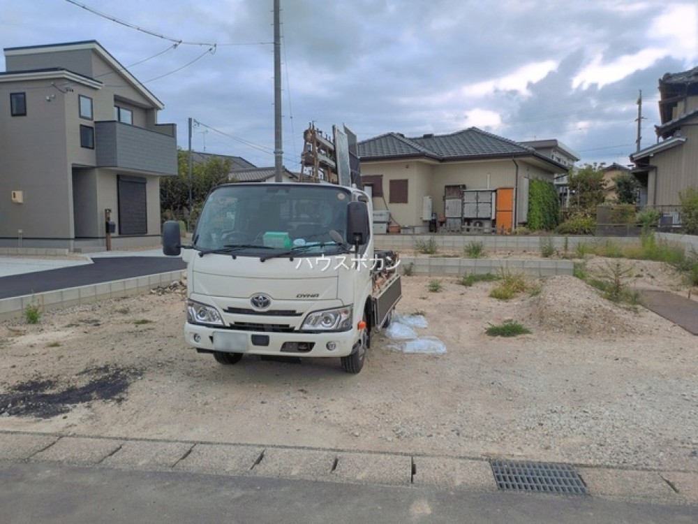 建築中の現場。周辺は住宅が立ち並ぶ環境です。