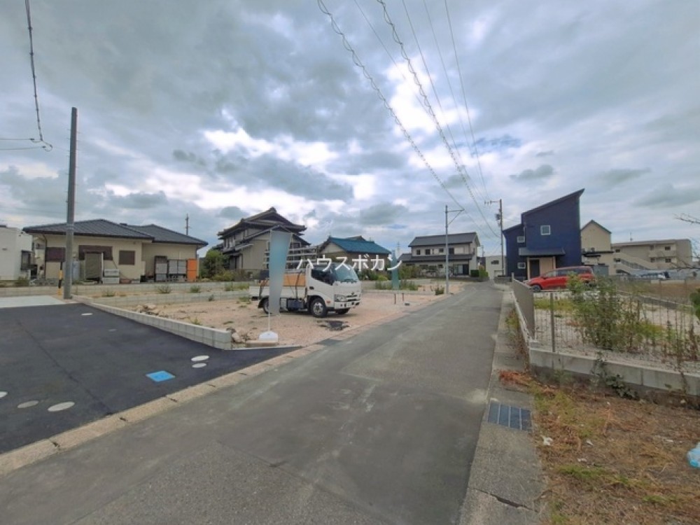 建築中の現場。前面道路も広く開放的な立地！
