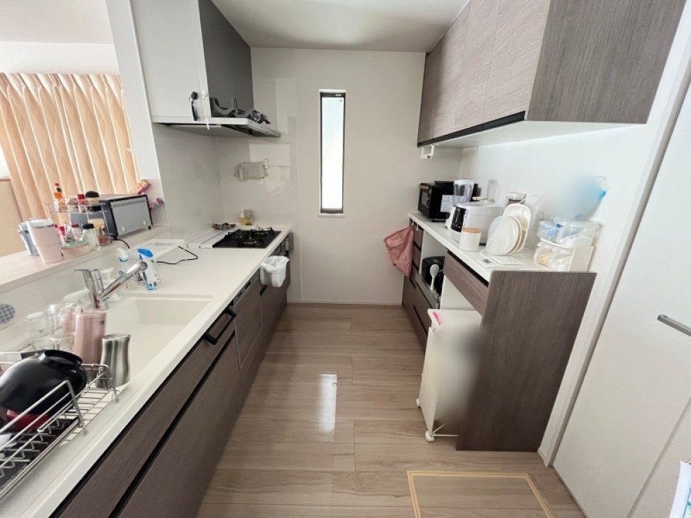 収納充実のシステムキッチン。