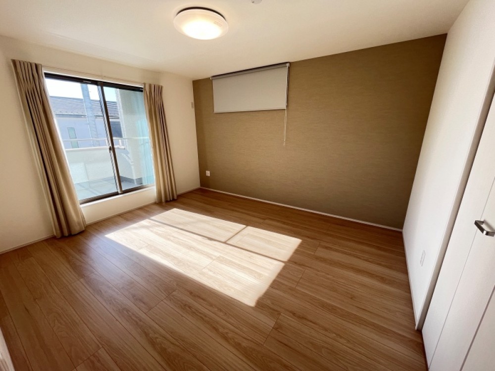 大きな窓から明るい光が差し込む洋室！