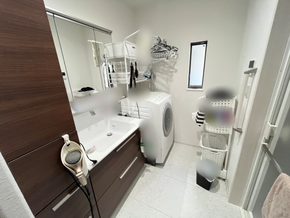 お化粧・収納、幅広く活躍する洗面台！