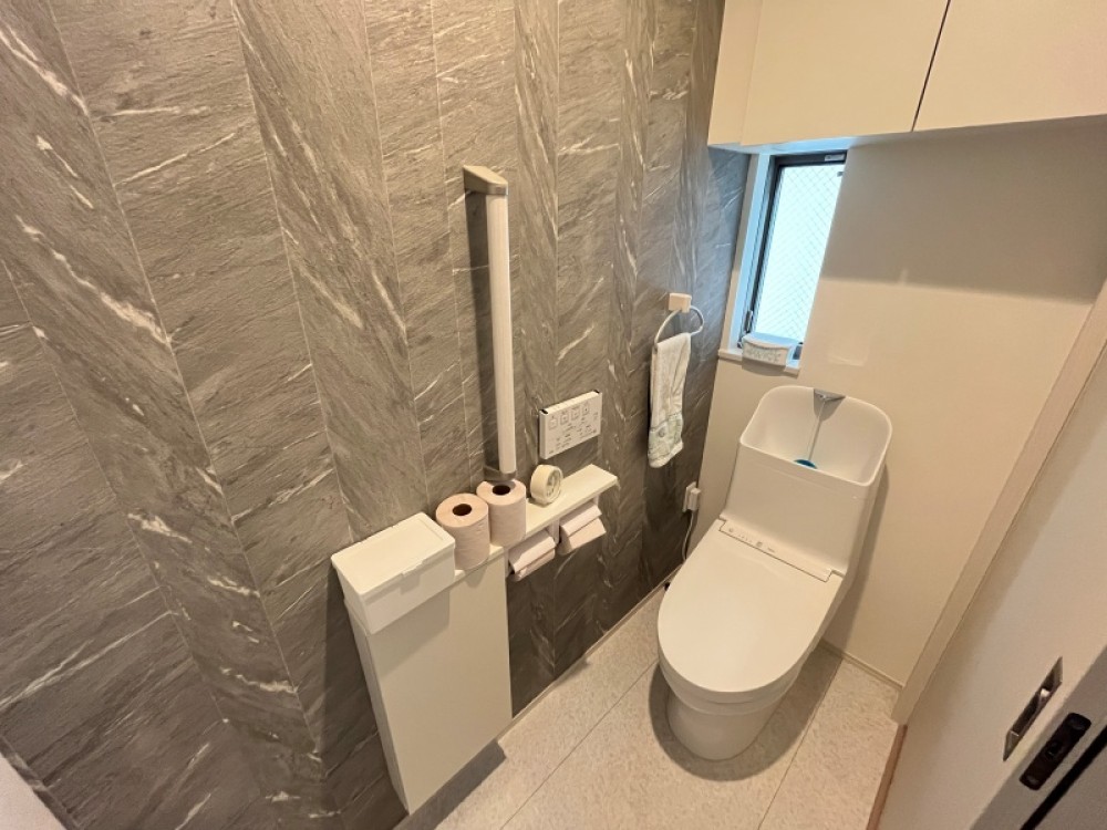 明るく開放感のある小窓付き！