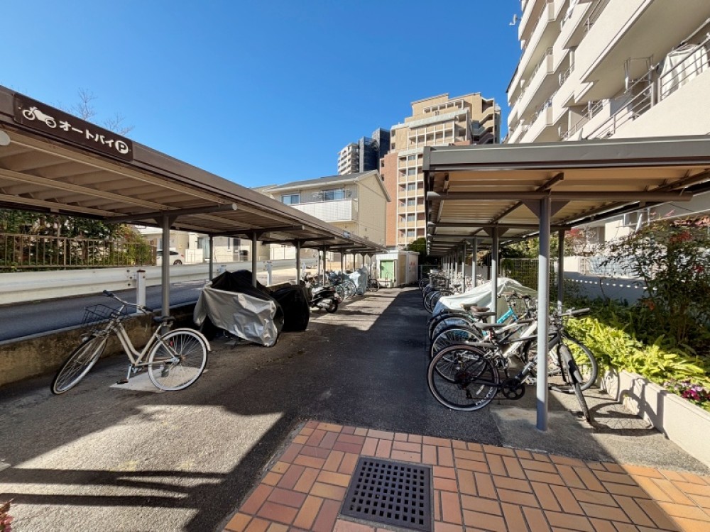 雨が降っても安心の屋根付き駐輪場です。