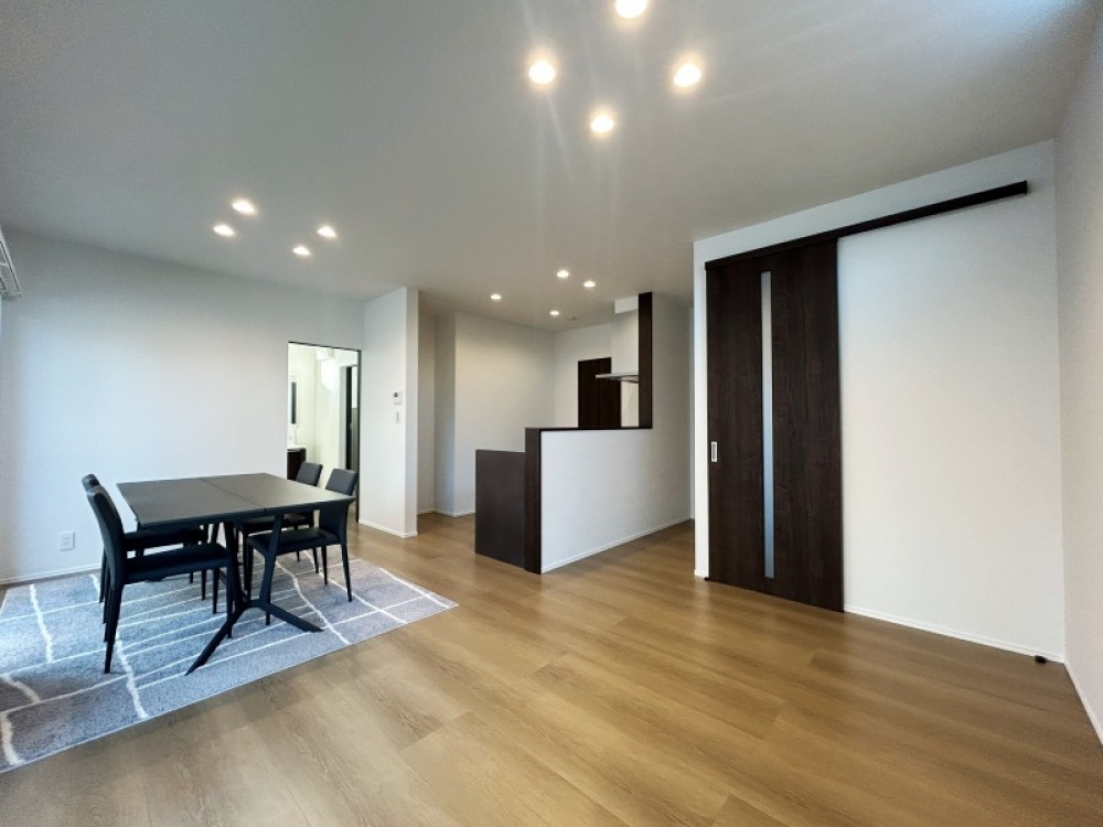 三面採光で明るく、家具配置もしやすい広さです。