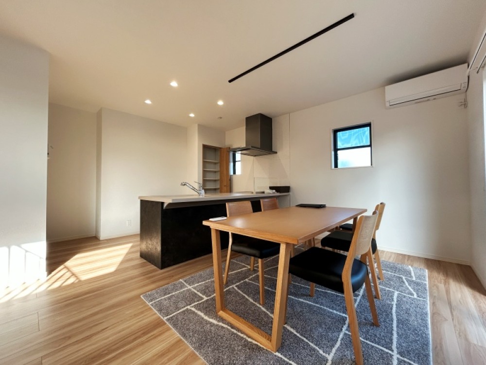 キッチン後ろには嬉しい収納付き！