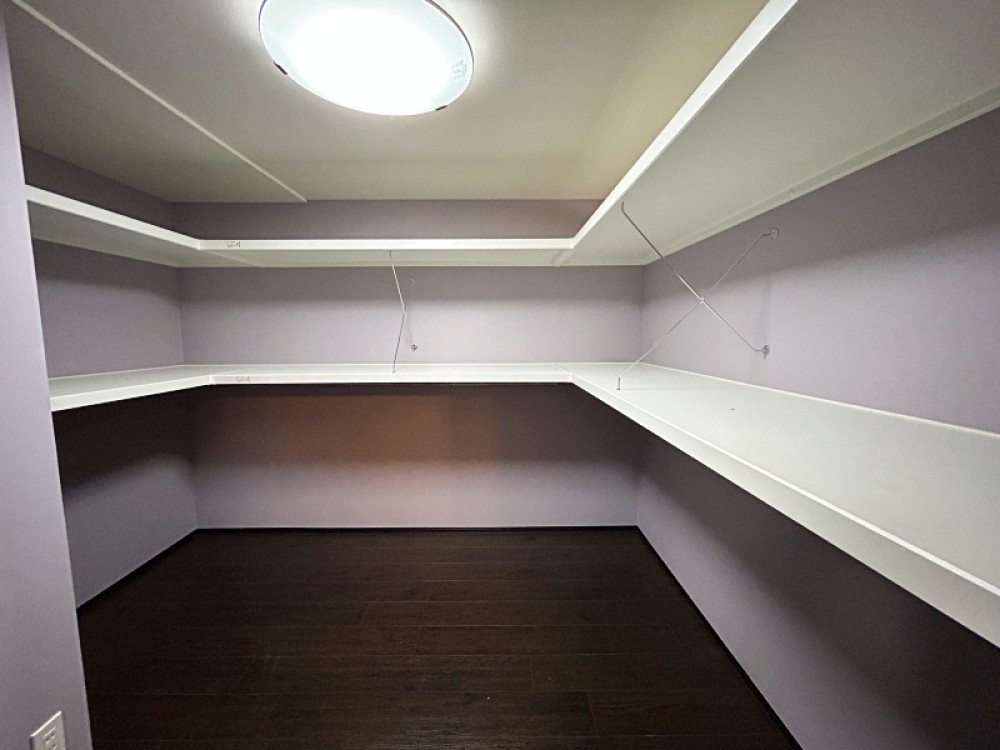 お部屋を広く使える収納設計です。