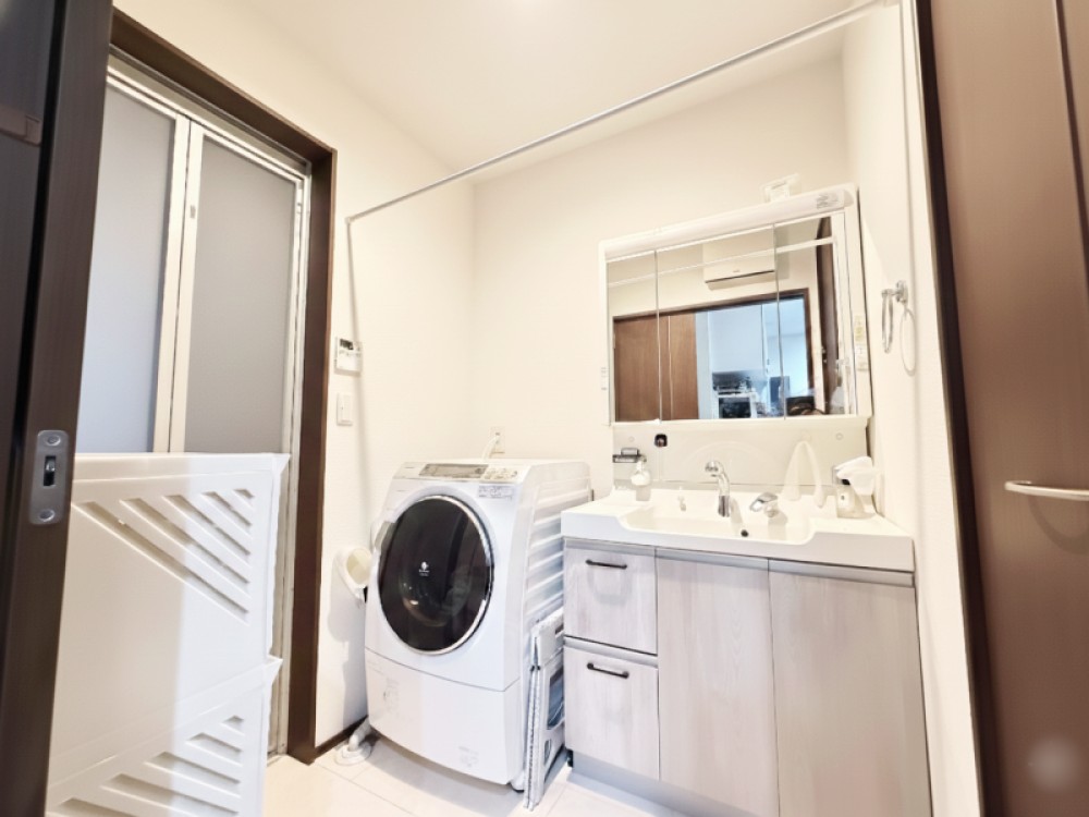 お化粧・収納、幅広く活躍する洗面台！