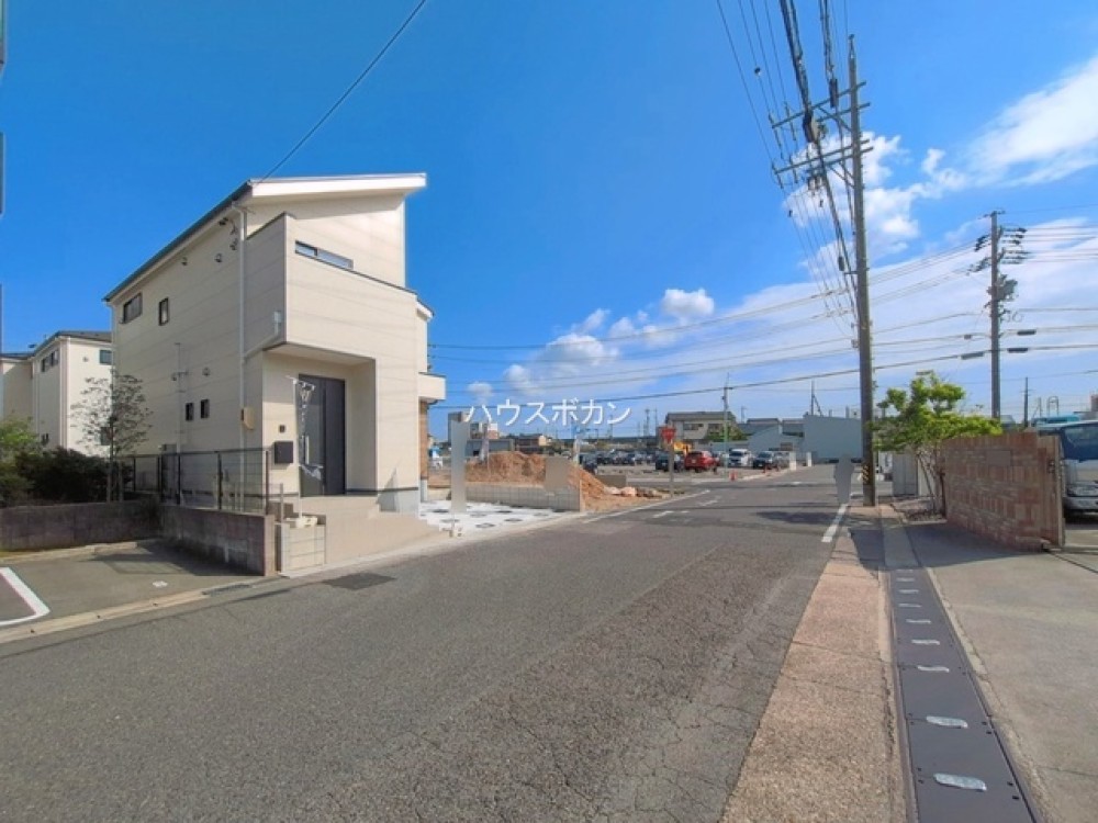 前面道路広々約8m！