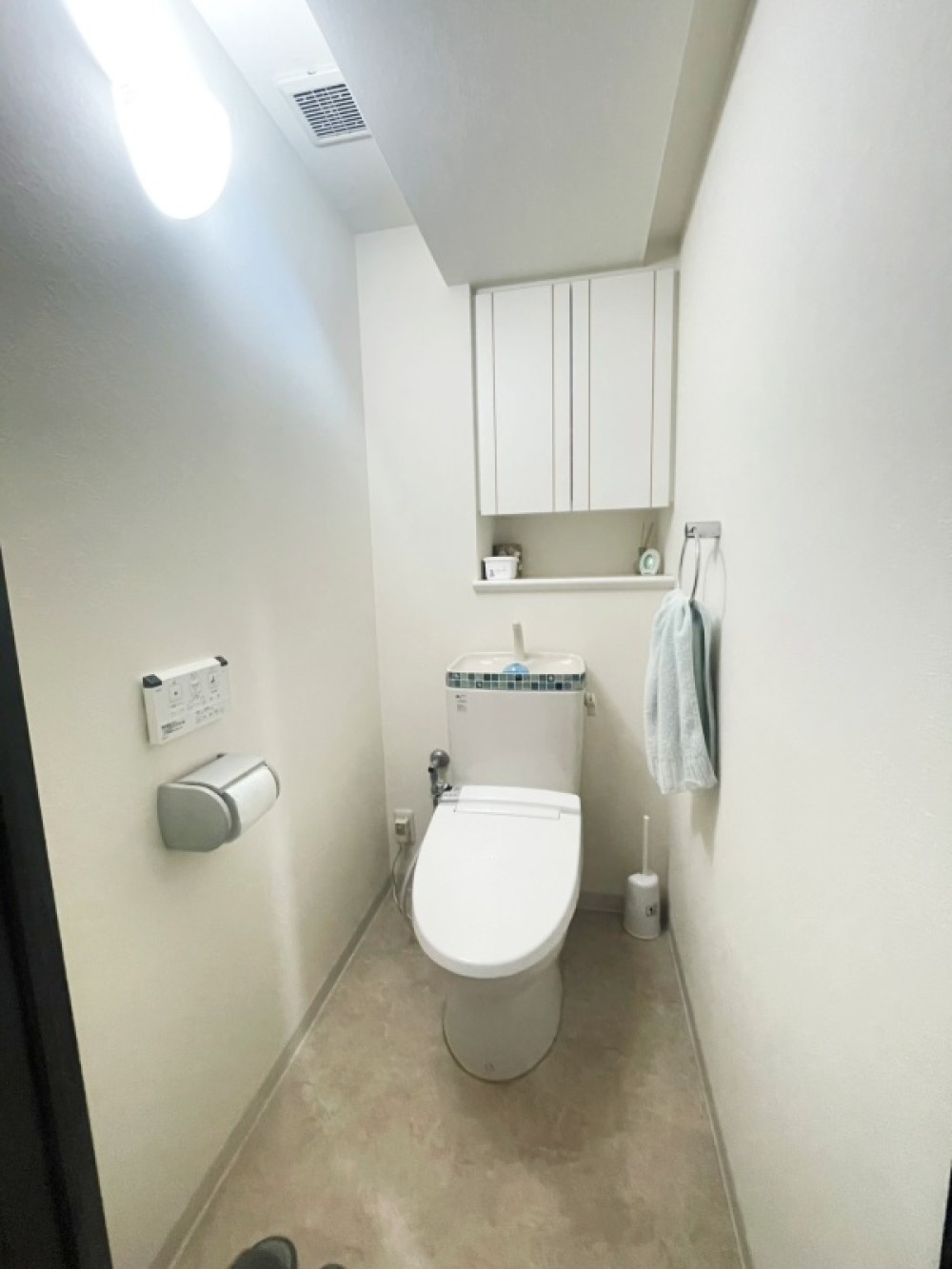 白基調の清潔感あふれるトイレです。