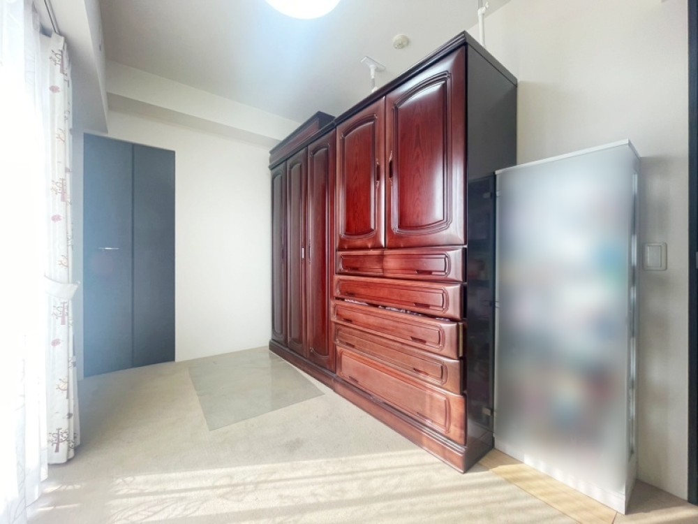 バルコニーからの日差しが気持ち良い居室です♪