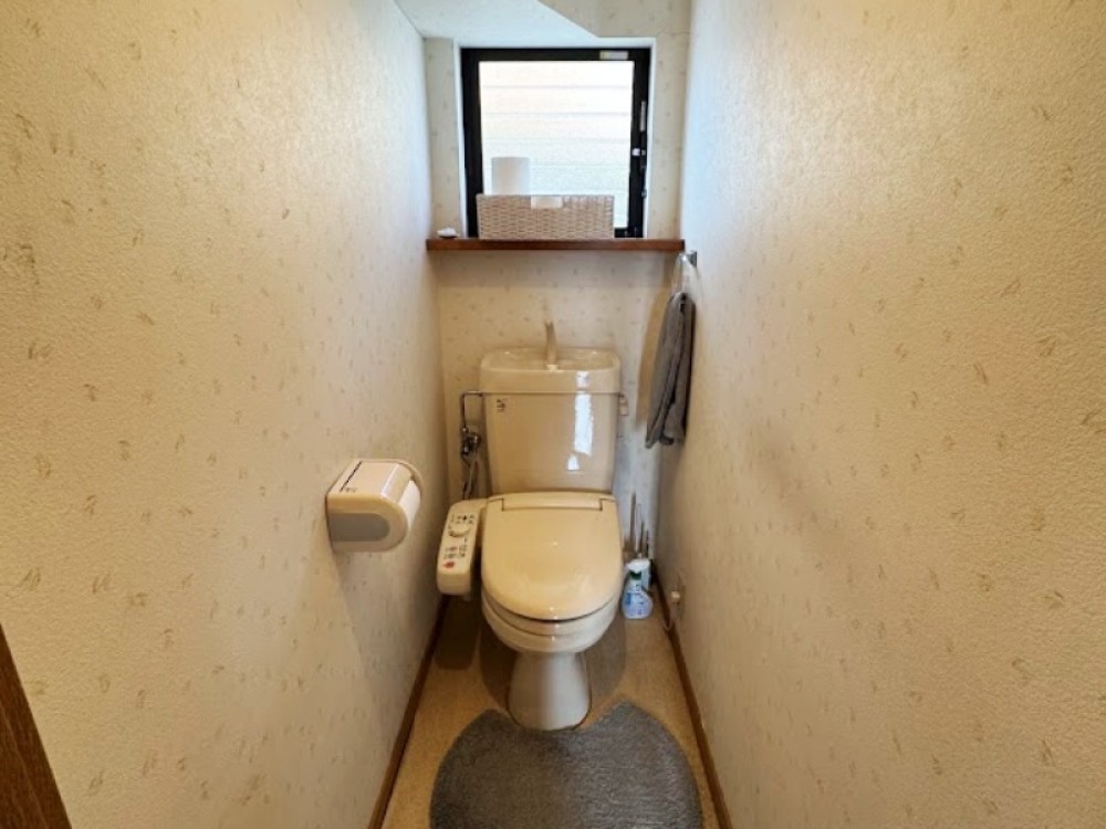 明るく開放感のある小窓付き！