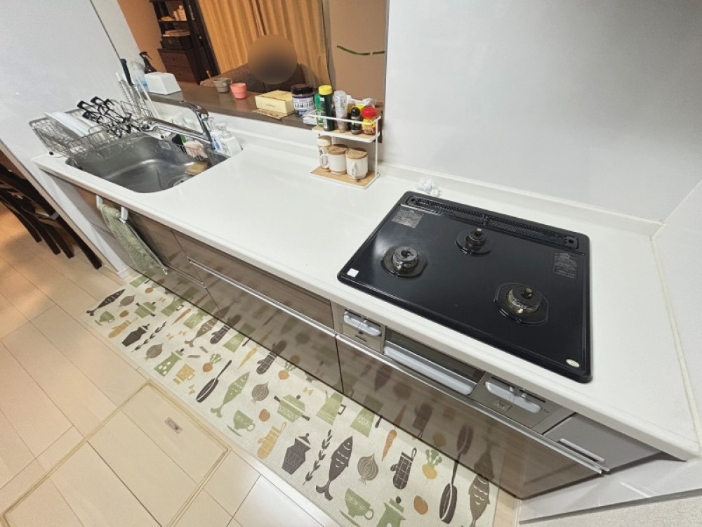 収納充実のシステムキッチン。