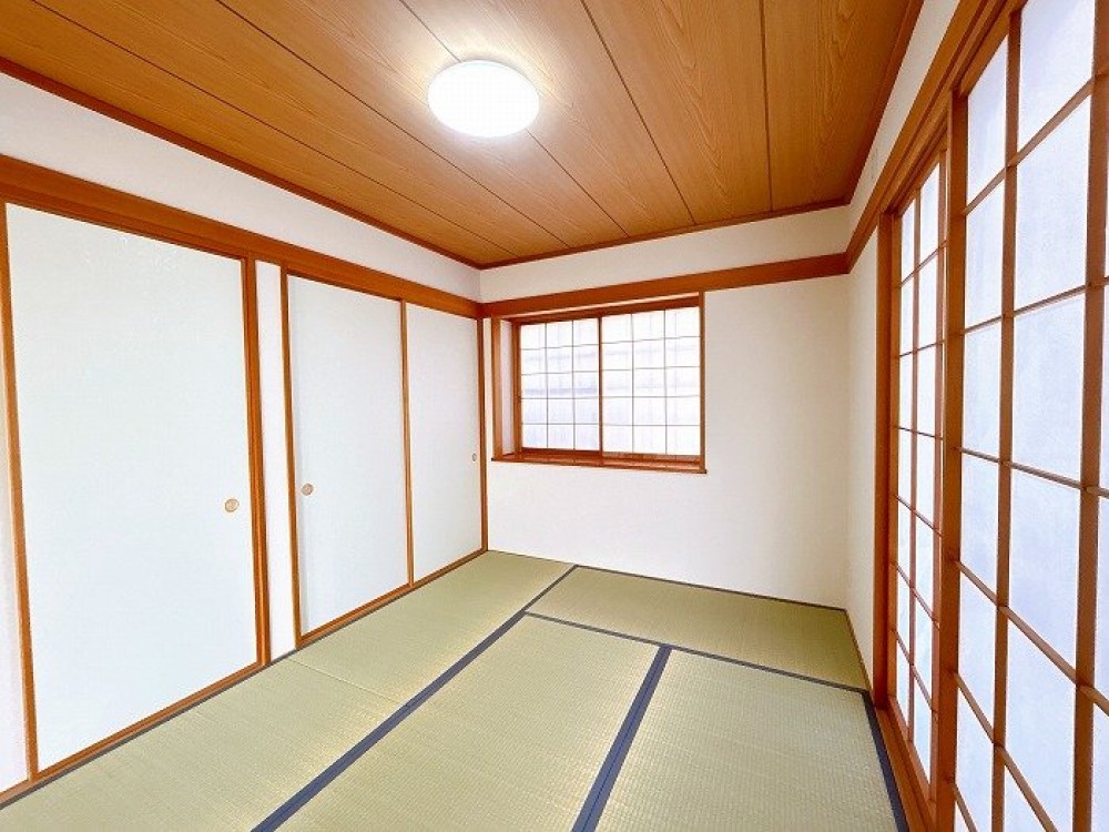 畳と木天井が落ち着く和室、収納付き◎