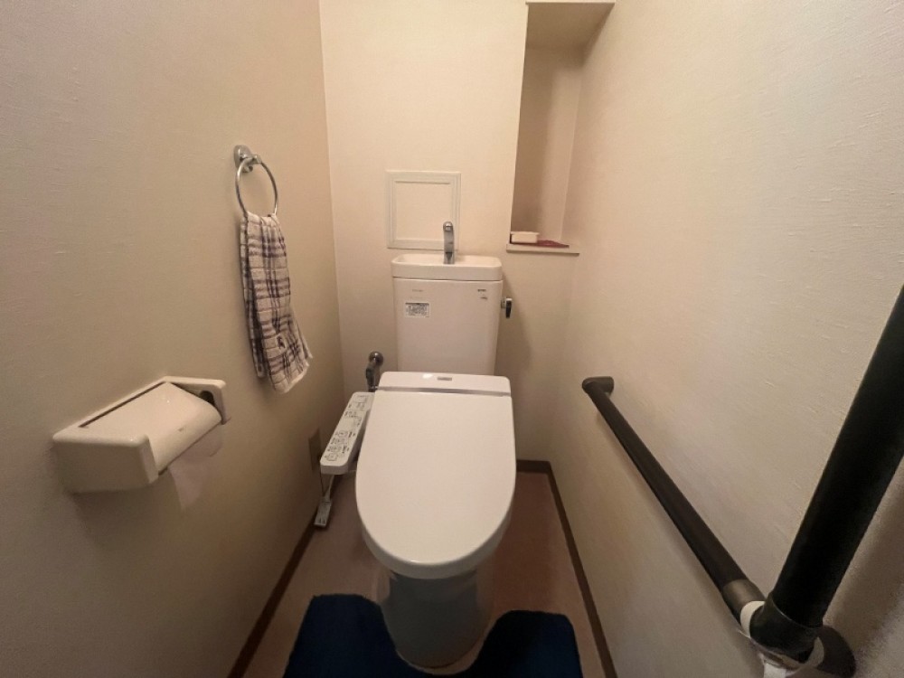 白基調の清潔感あふれるトイレです。