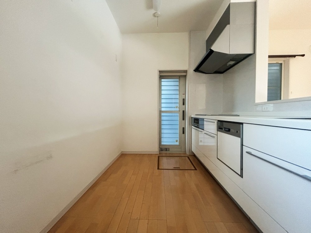 リビングダイニングを一望できる対面キッチン！