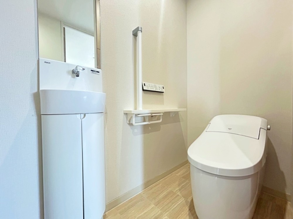 清潔感のあるすっきりとしたトイレ空間。