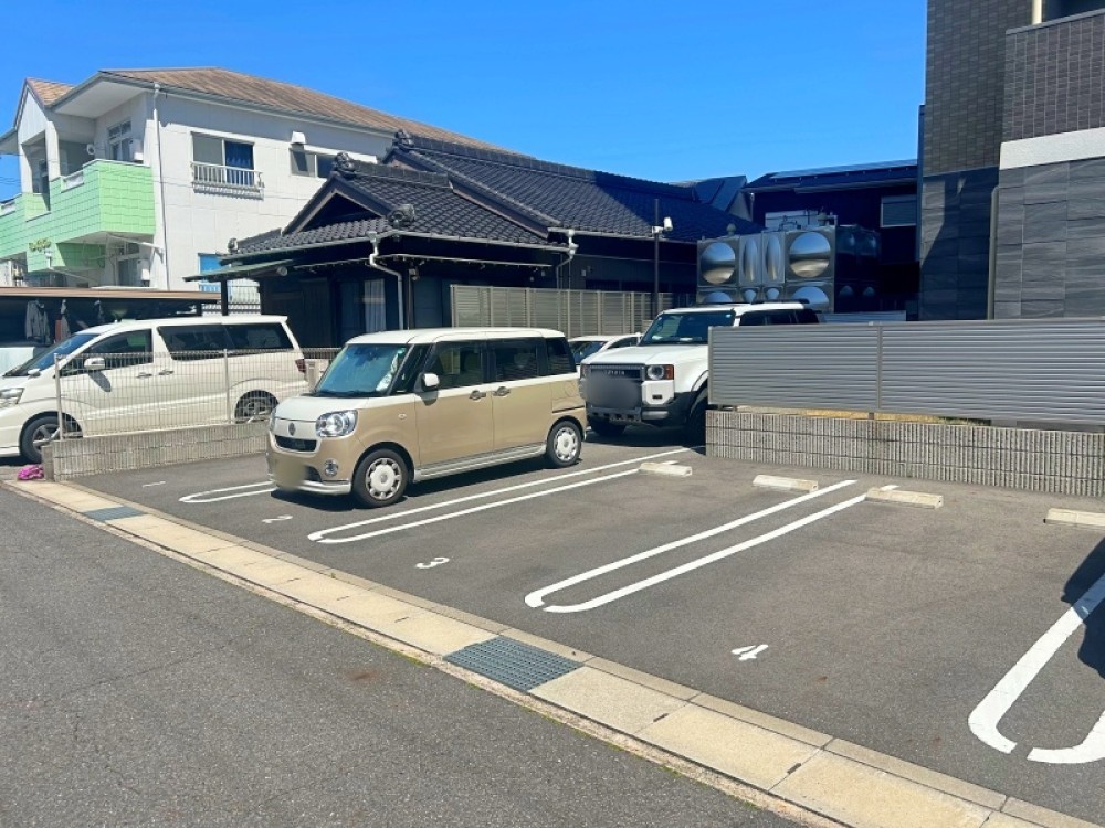 敷地内駐車場1台契約可能です。