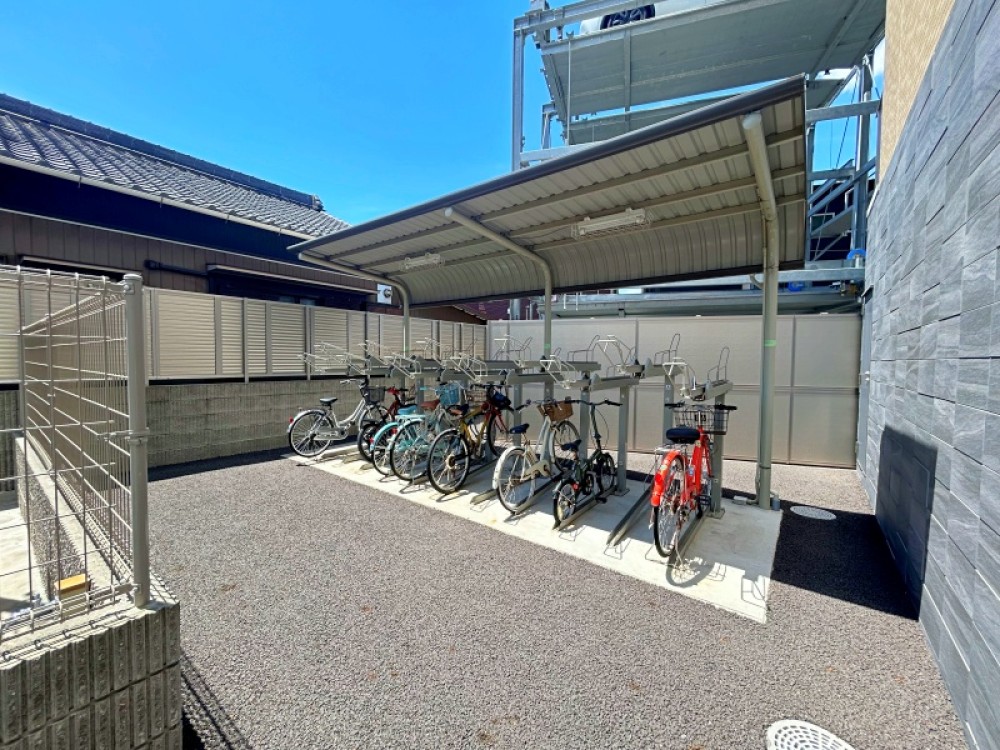 屋根付き駐輪場で雨天時も安心して保管可能◎