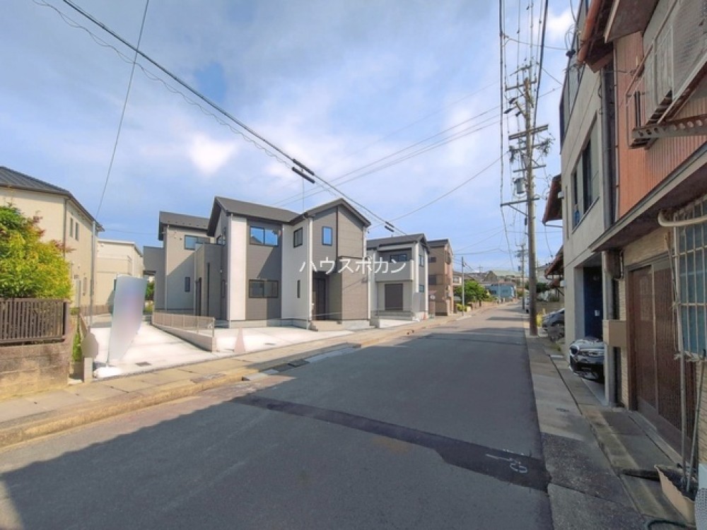 前面道路から望む、ゆとりある新築外観！