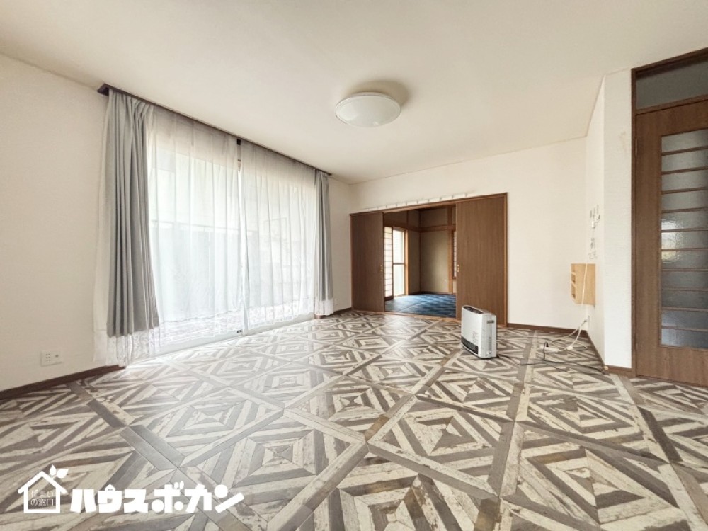 大き目サイズの窓があるリビングです！