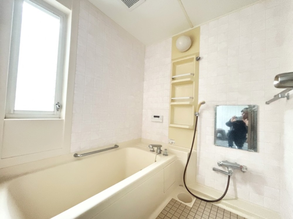窓付きの浴室！