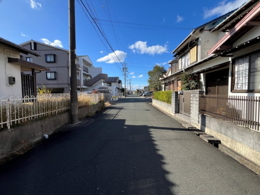 前面道路約6mのため駐車が快適です♪