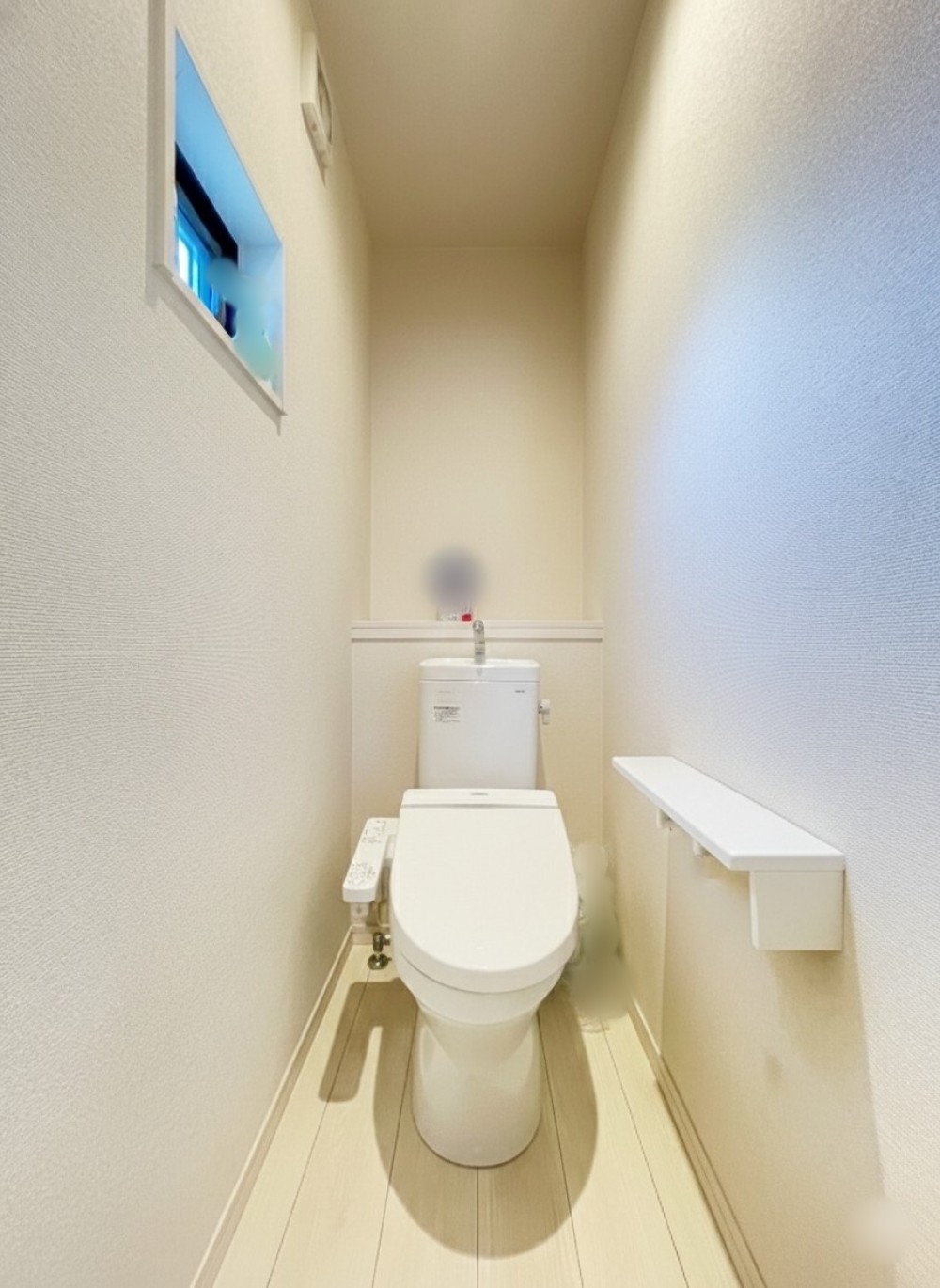 明るく開放感のある小窓付き！