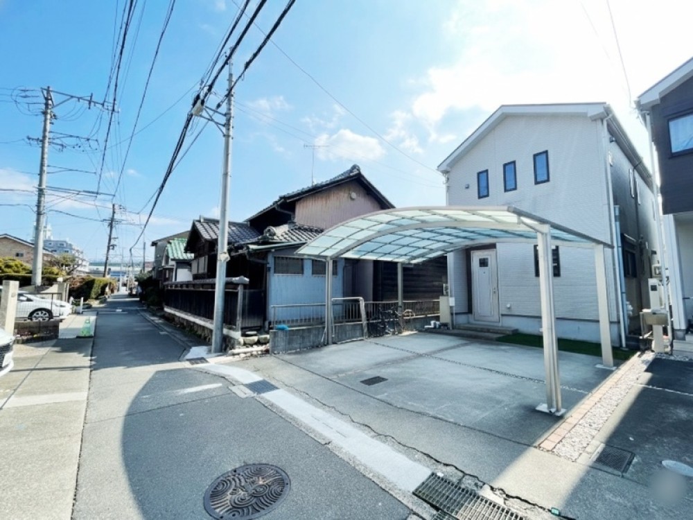 車・人通りが少ない閑静な住宅街です。