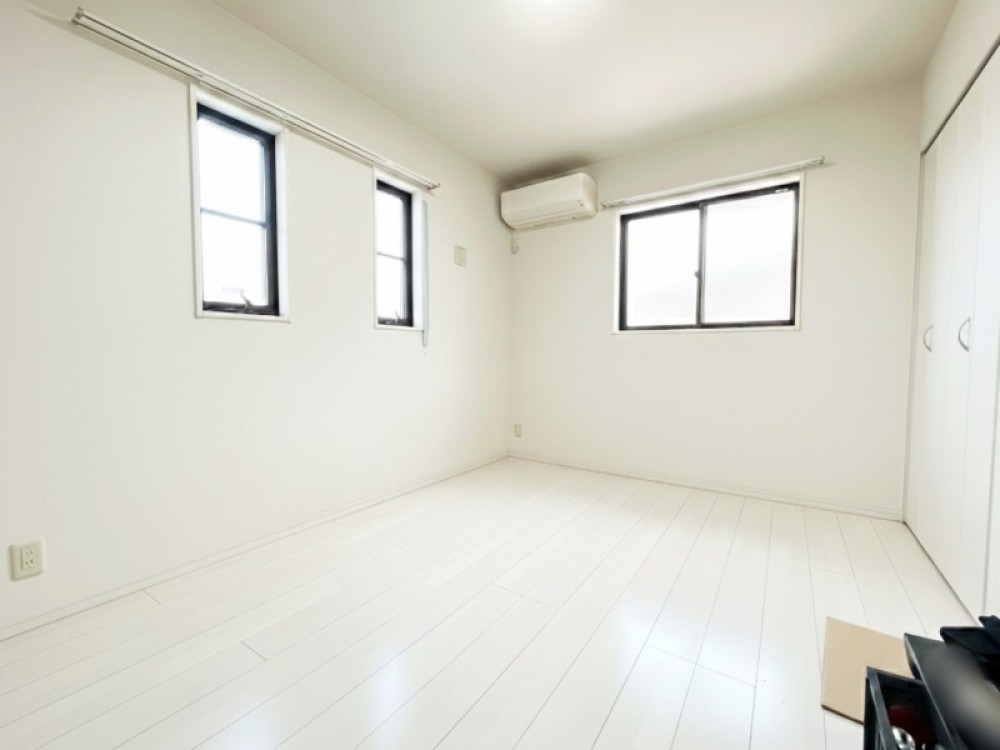 小窓があり自然光を取り込める洋室