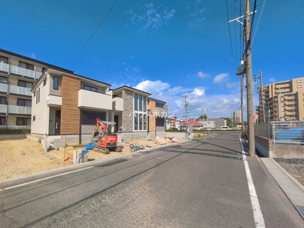 前面道路広々約8m！