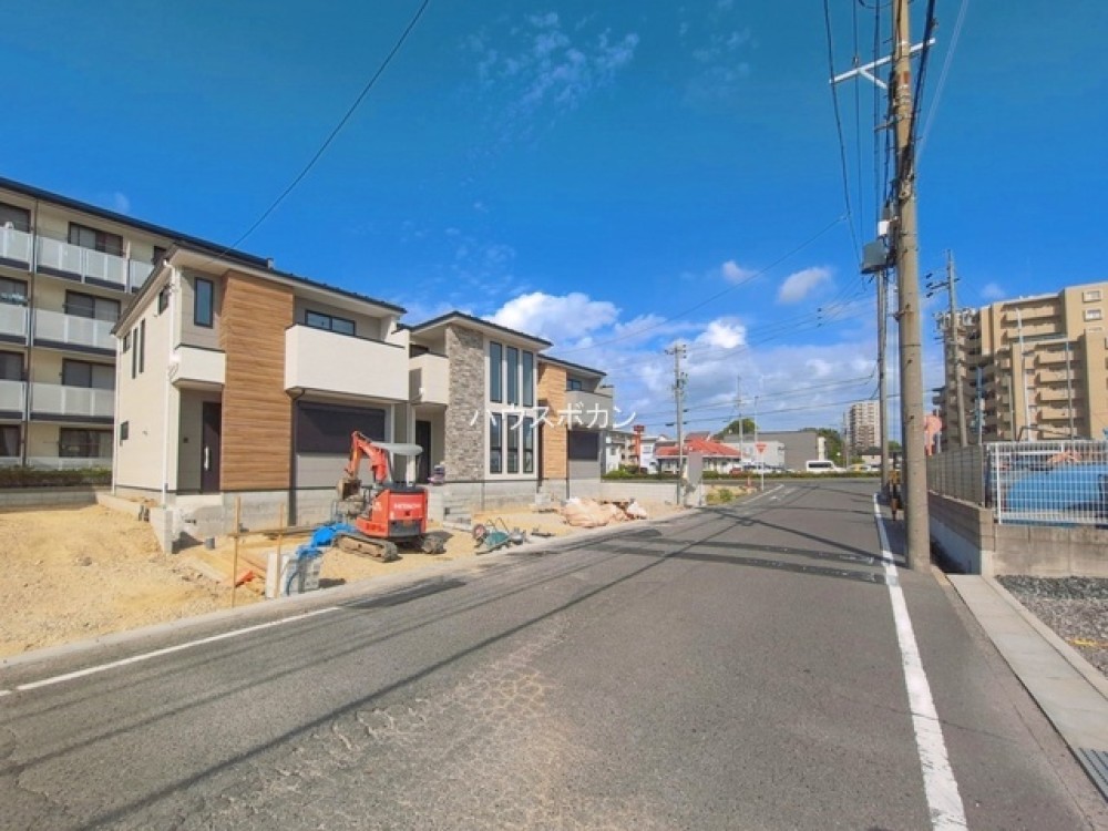 前面道路広々約8m！