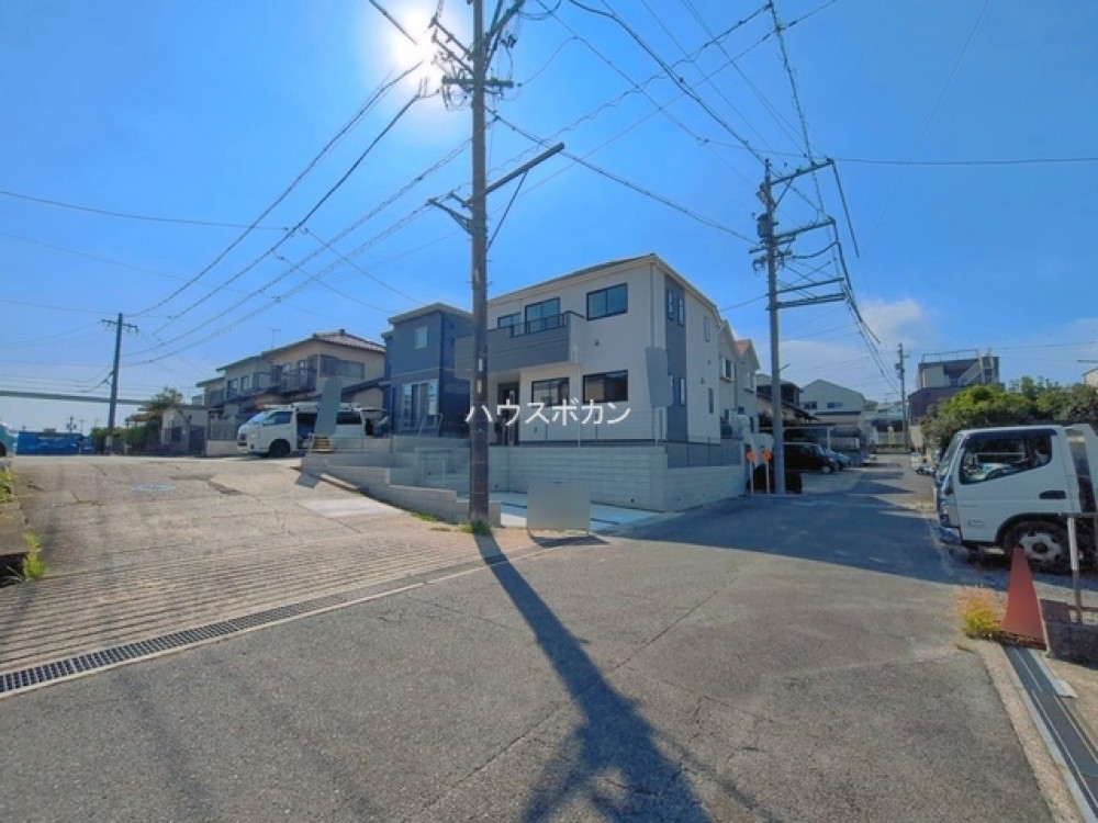 角地に建つ2階建て新築戸建！