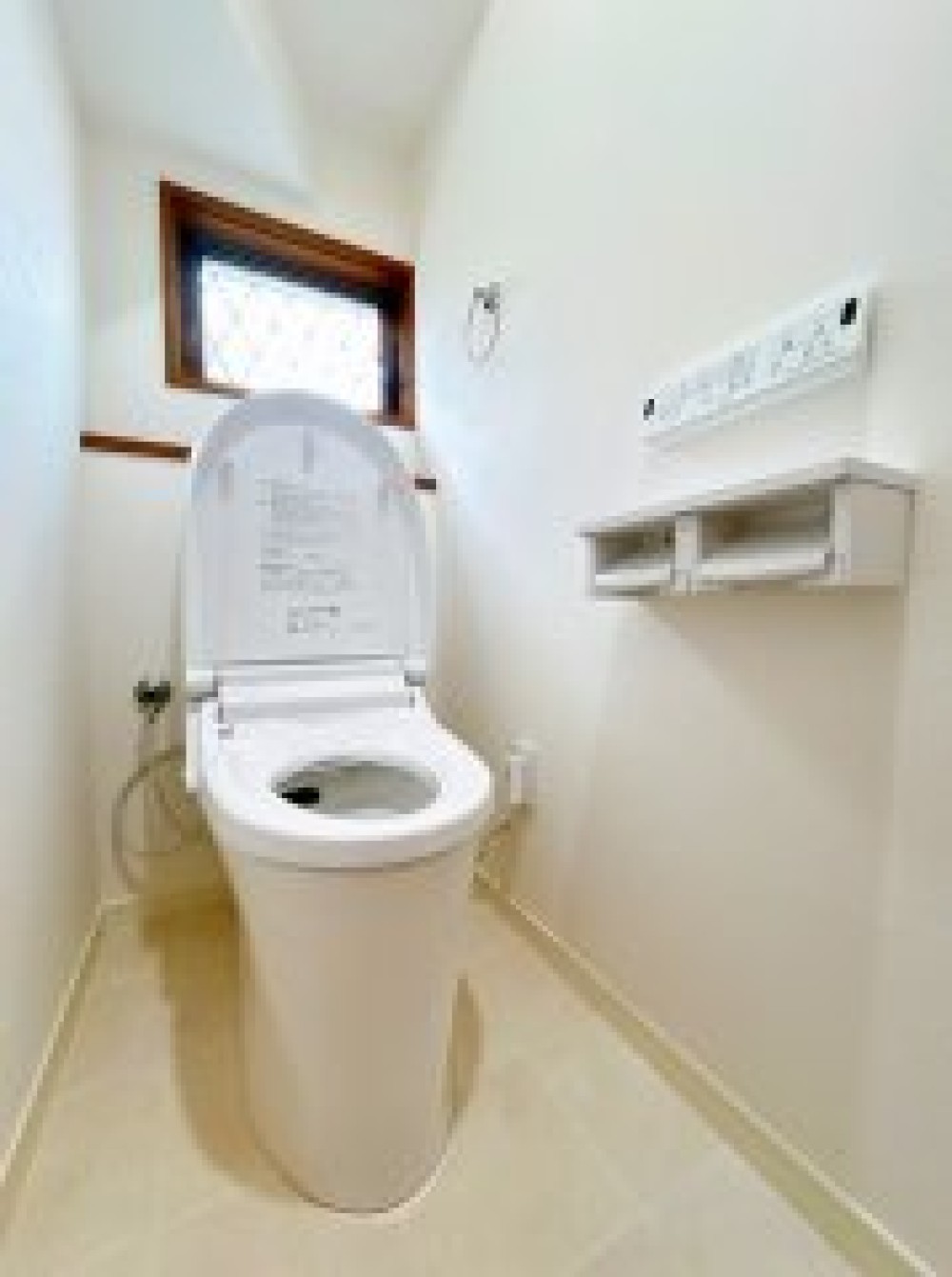 小窓付きの清潔感あふれるトイレです。