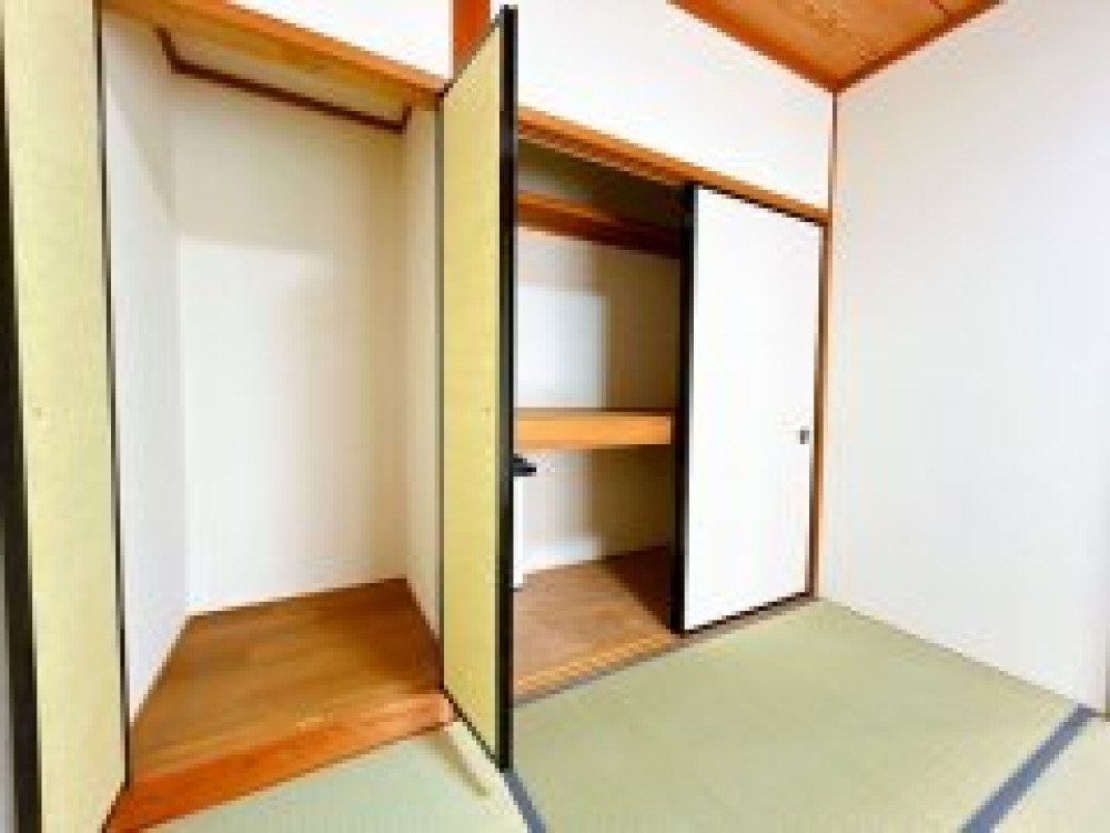 収納たっぷりの和室です。