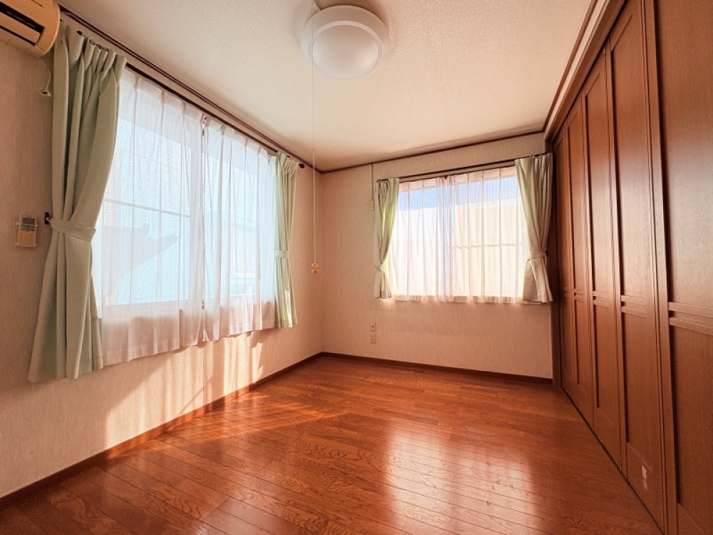 2階洋室に可動間仕切りあり！