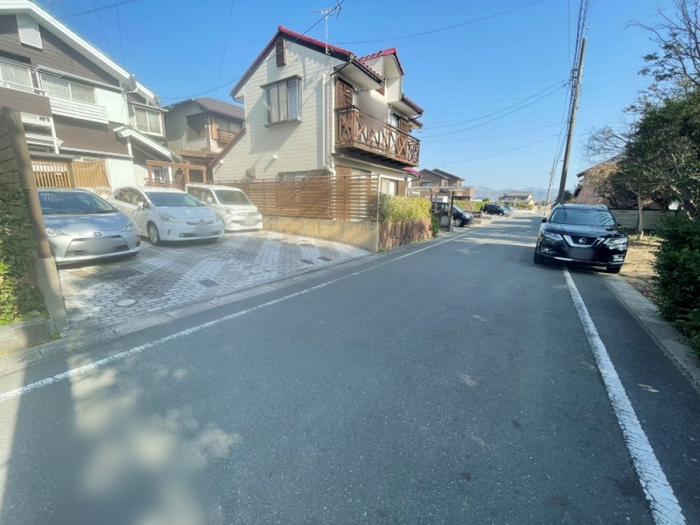 商業施設が充実しており生活に便利な立地です。