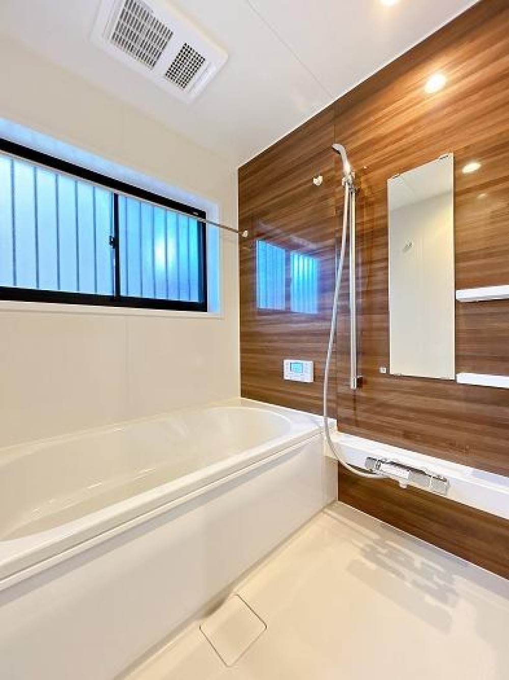 窓のある清潔感あふれる浴室です！