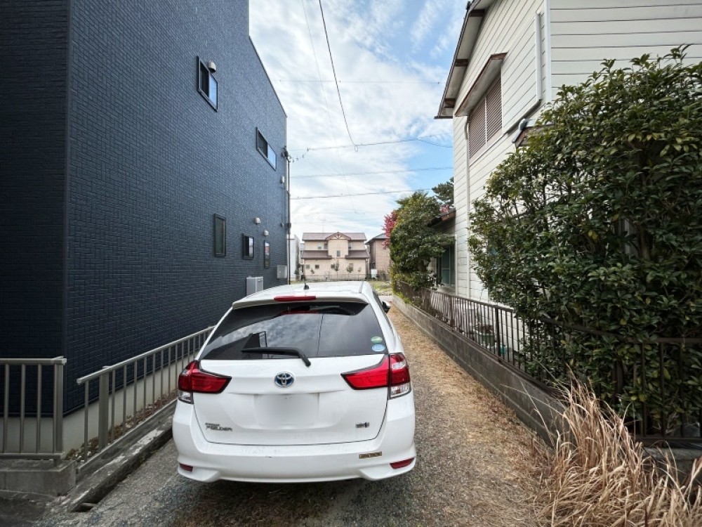 お車の通り抜けも可能です◎