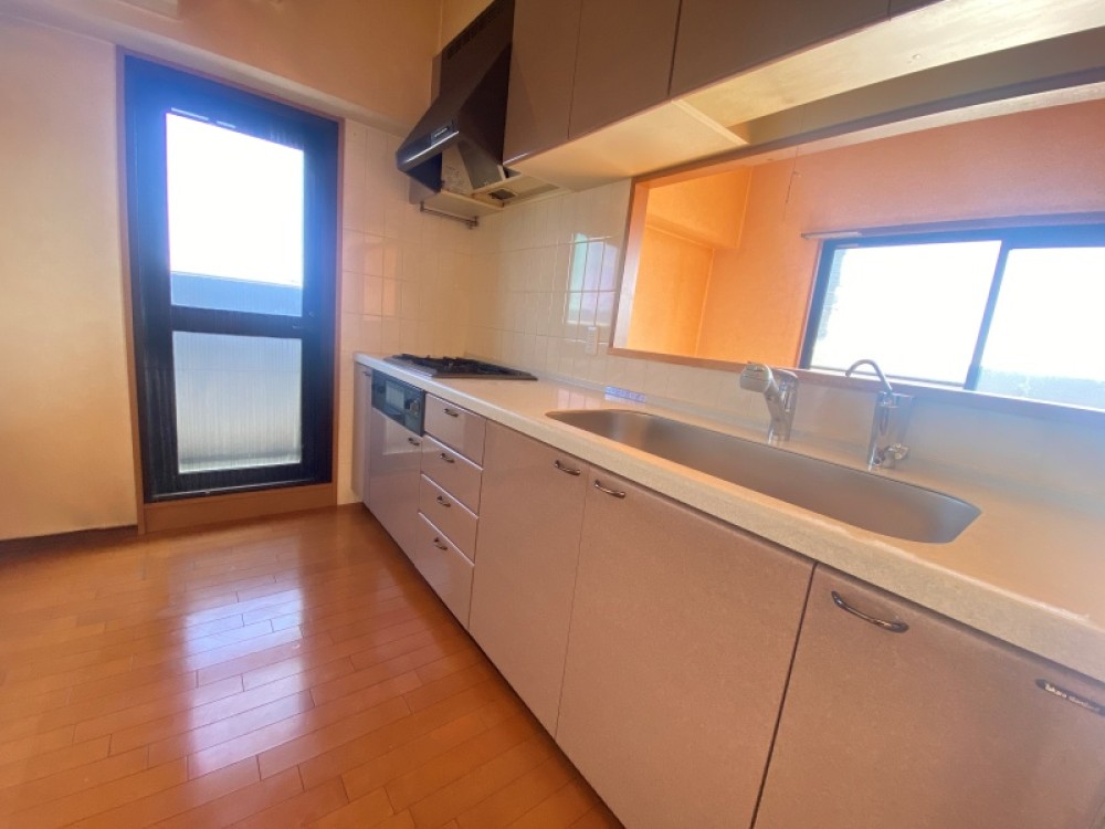 リビングダイニングを一望できる対面キッチン。