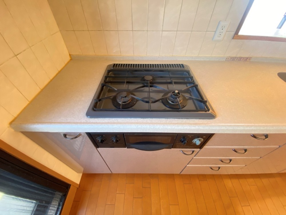 毎日の料理がはかどる3口コンロ付き。