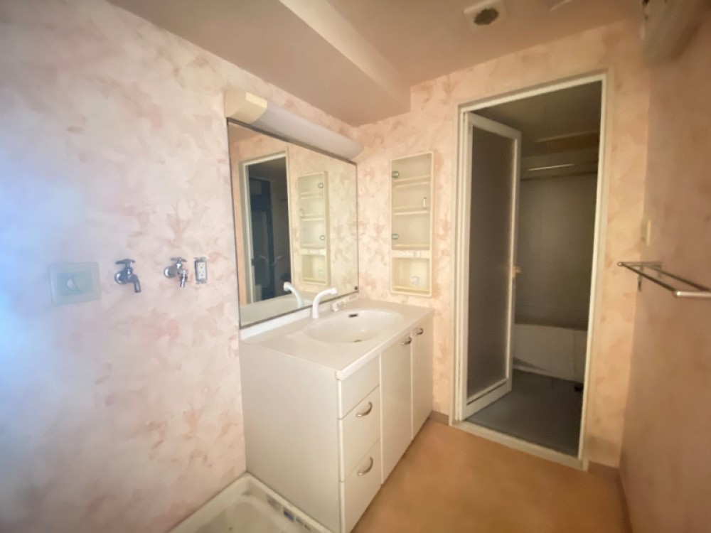 コンパクトでスッキリ収まる洗面化粧台。