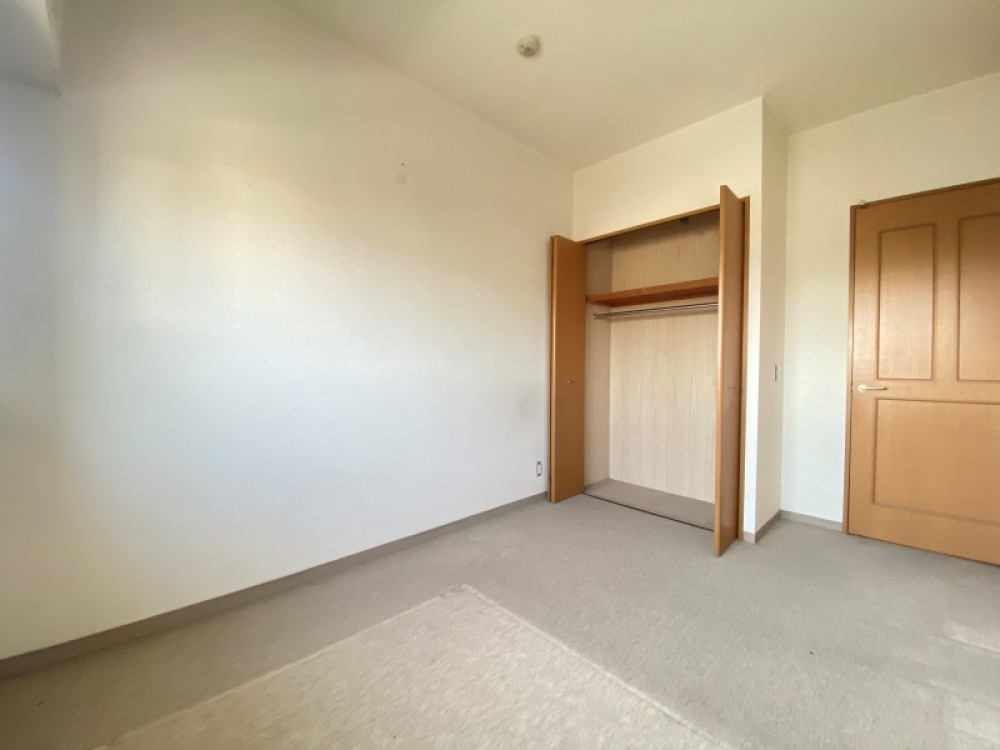 家具や用途に合わせて表情を変えられる洋室です。