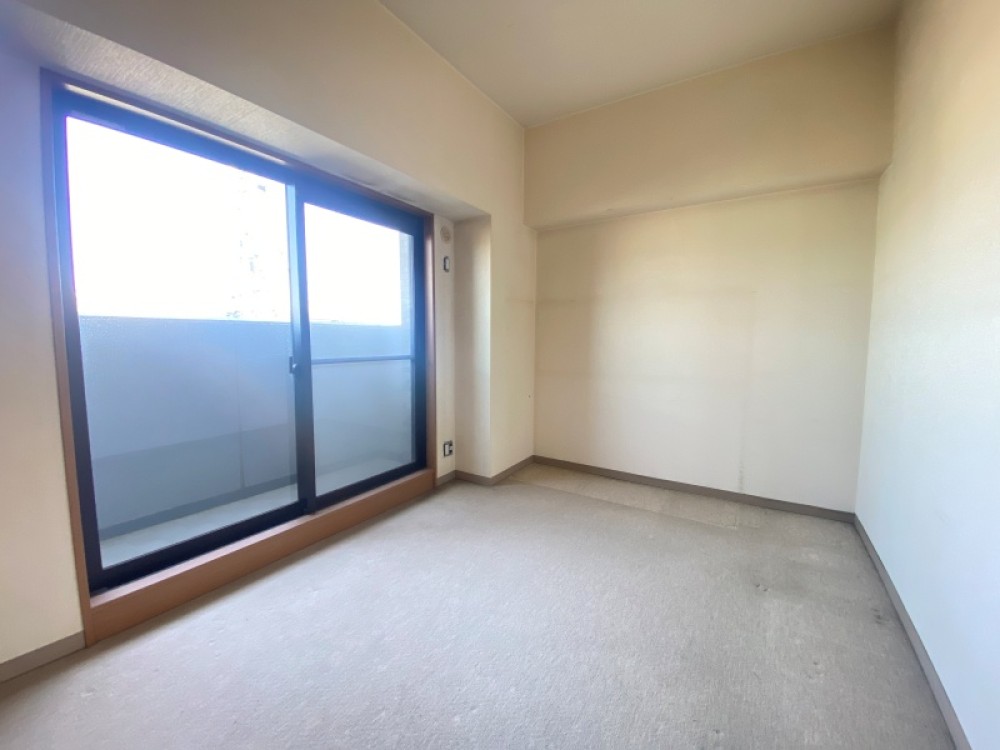 窓から気持ちの良い風が通り抜ける洋室です。