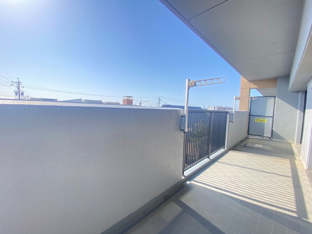 日当り良好のバルコニーは洗濯物干しに大活躍♪