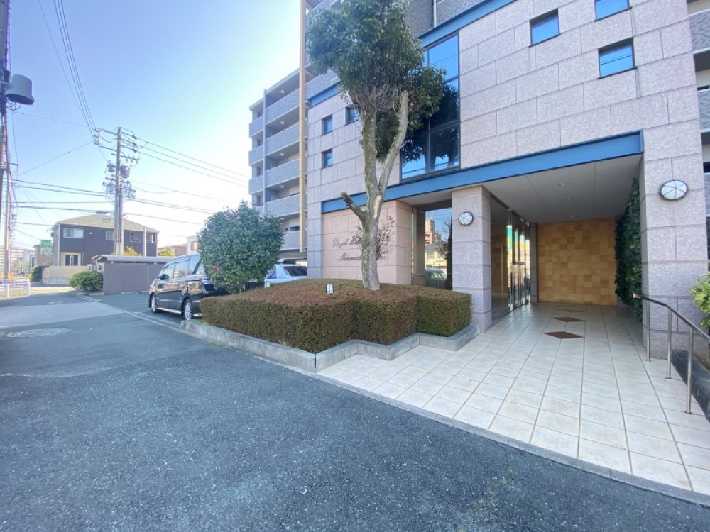 ゆとりのあるエントランス空間。