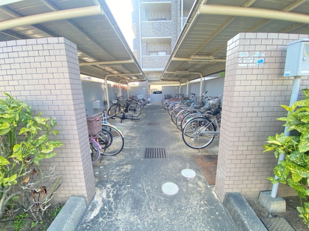 敷地内駐輪場で自転車利用にも便利です。