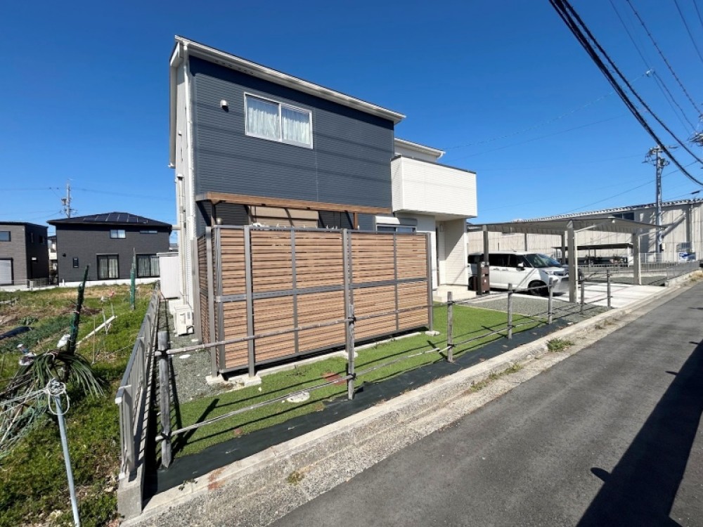 間口広々で並列駐車3台可能！