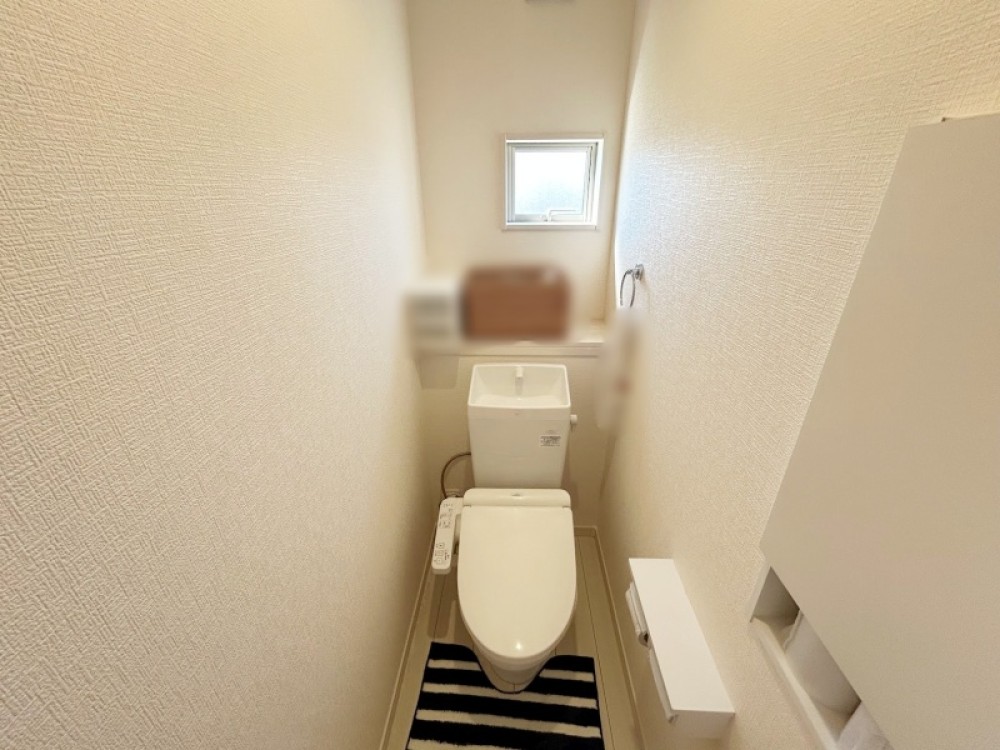 明るく開放感のある小窓付き！